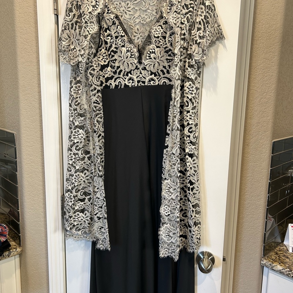 Gorgeous 3 pc night gown set, priced to move now